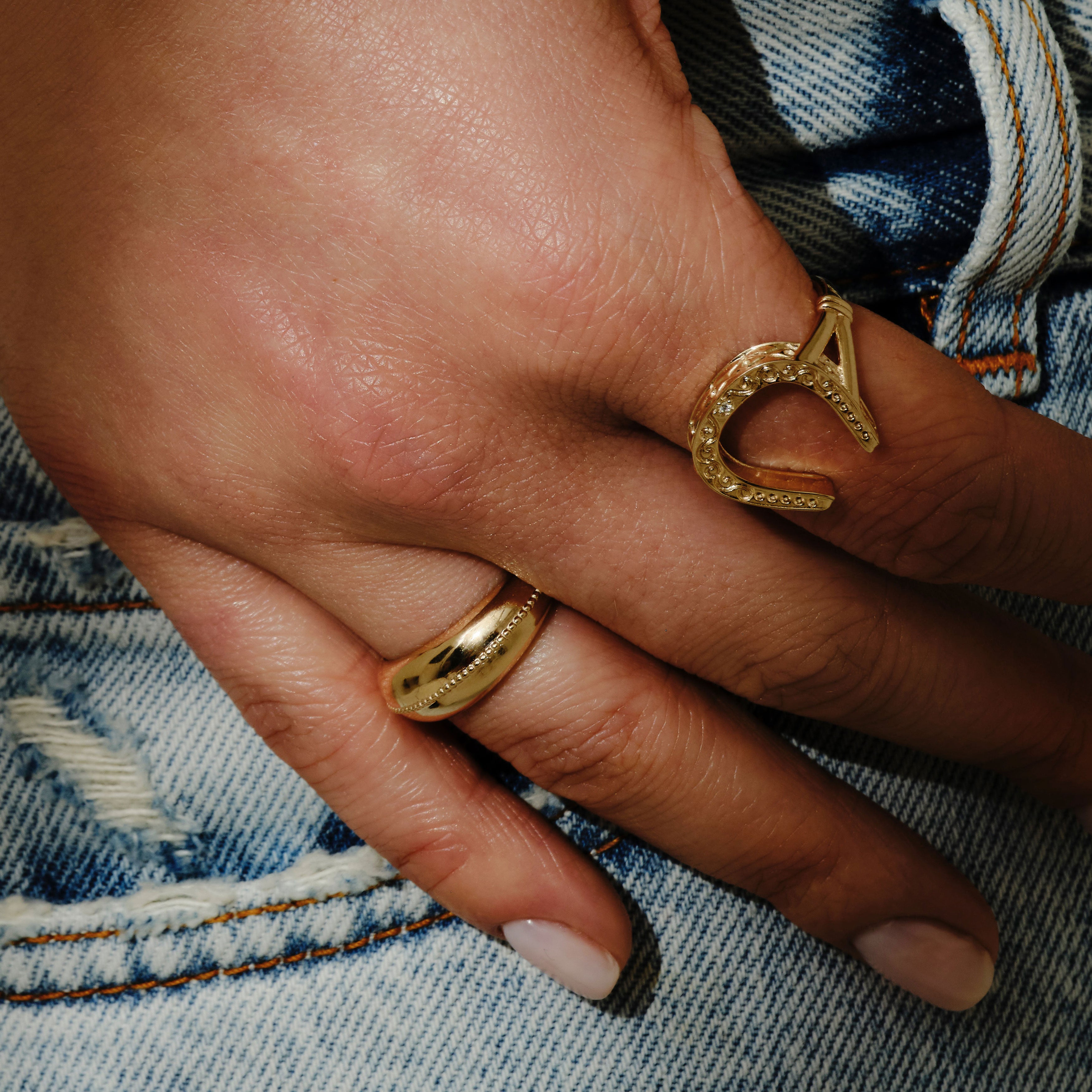 6mm Dôme Milgrain Centred Ring on hand