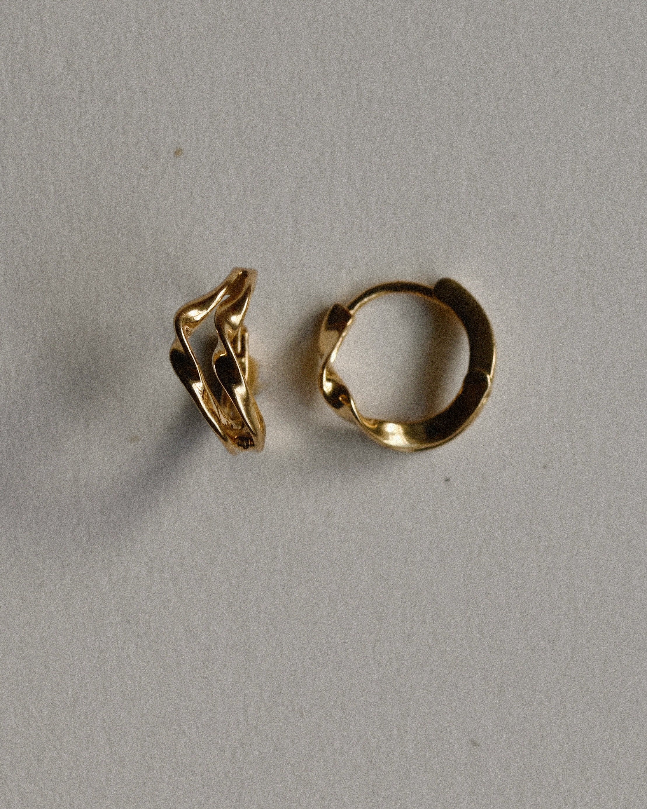 Métier two solid gold curved hoops