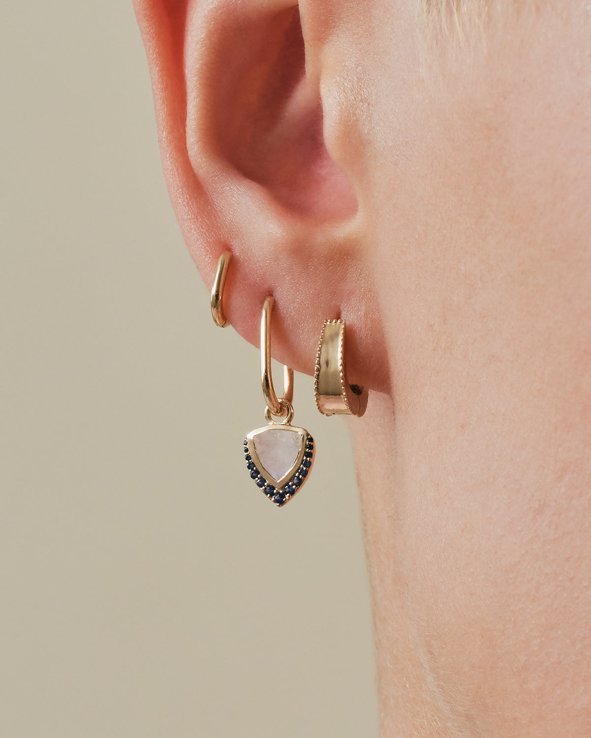Midi Oval Clicker & AZ Trillion Plaque – Moonstone & Sapphire
